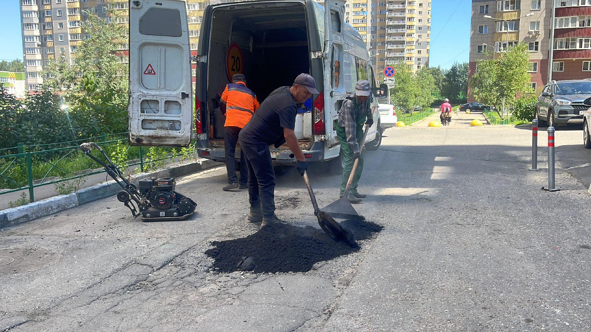 ямы, ямы на дорогах, ямочный ремонт, ремонт дорог, ремонт дороги, ремонт дорог во дворах,