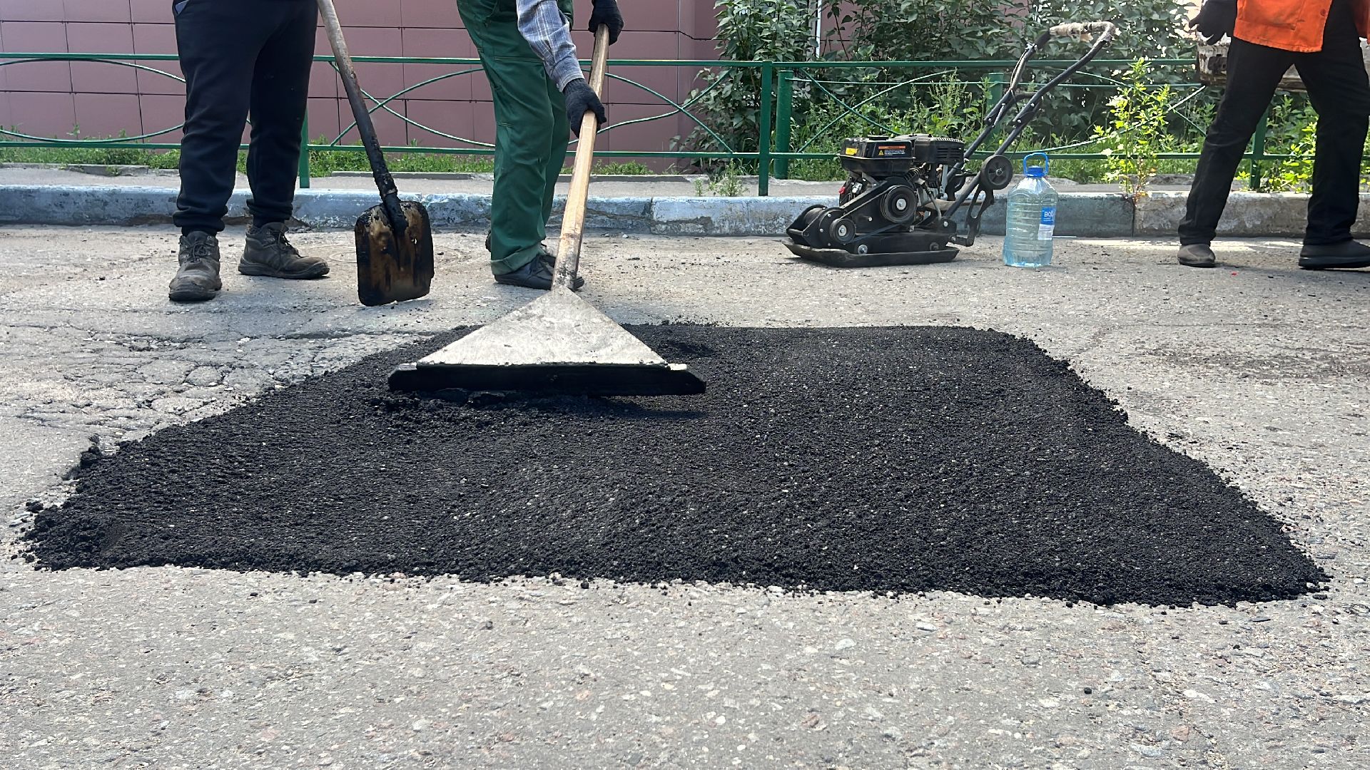 ямы, ямы на дорогах, ямочный ремонт, ремонт дорог, ремонт дороги, ремонт дорог во дворах,