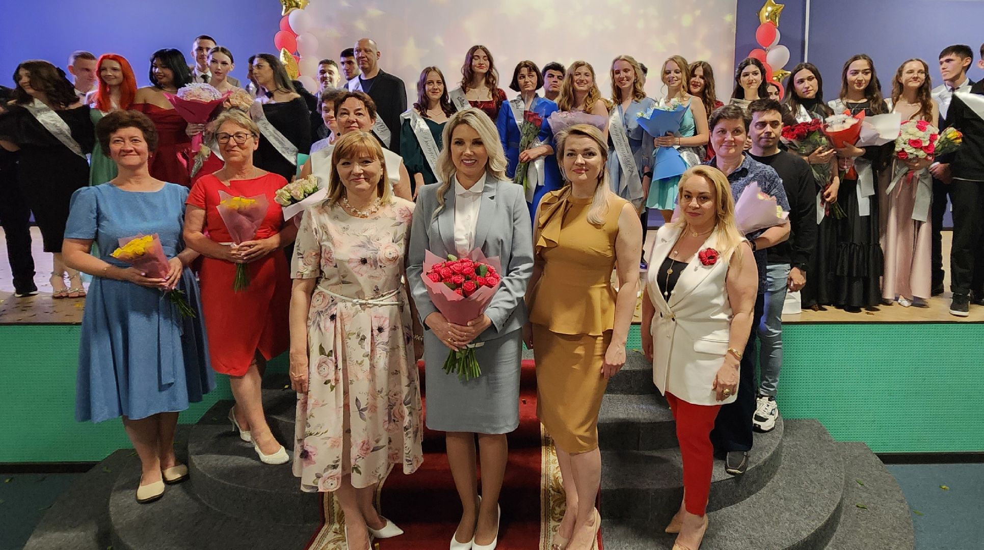 выпускной вечер, вручение аттестатов, мультистобалльница,