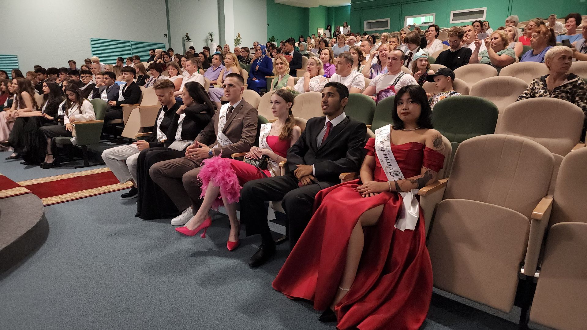 выпускной вечер, вручение аттестатов, мультистобалльница,