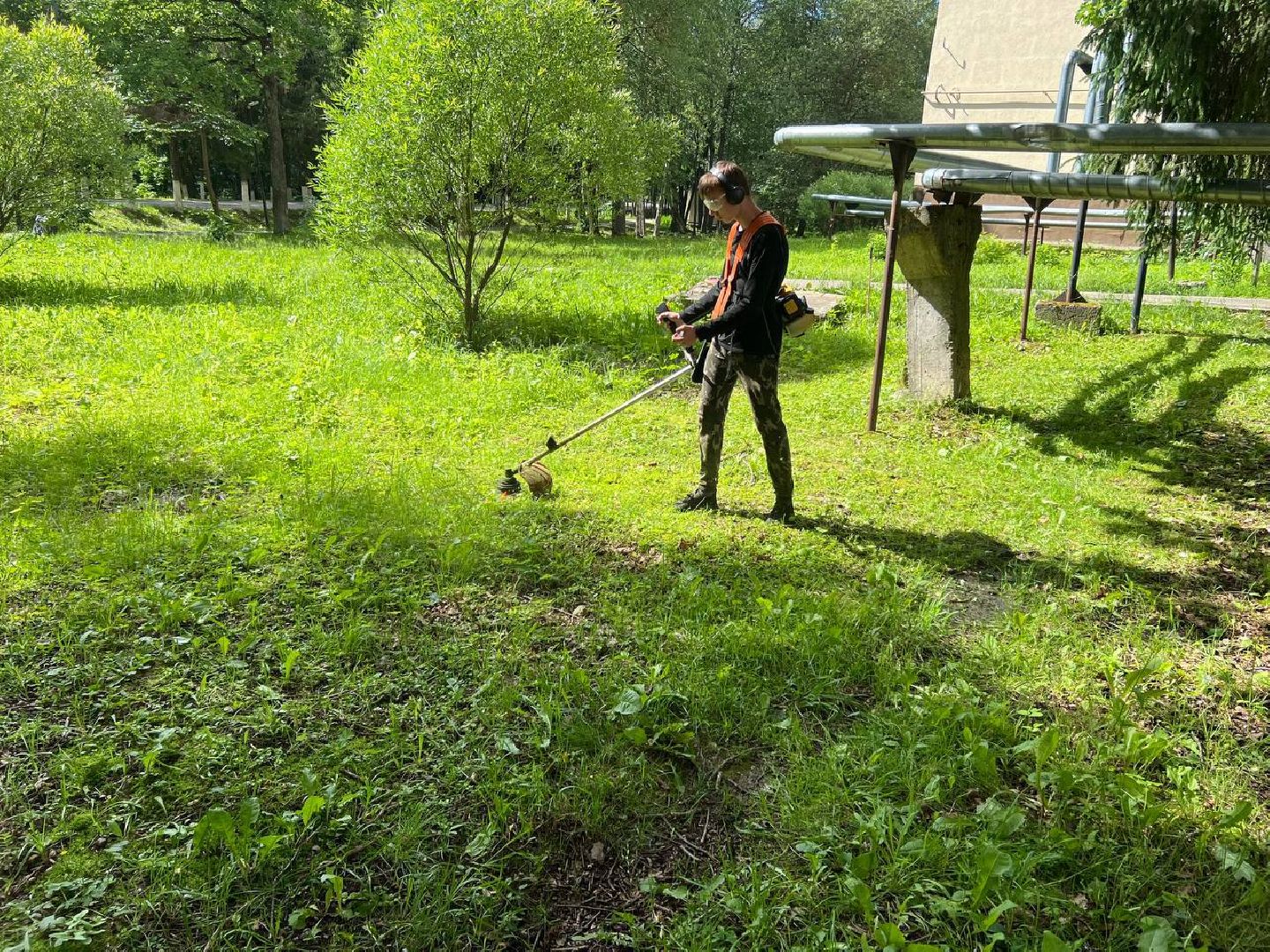 управляющая компания, школьники, работа, благоустровйство, покос травы,