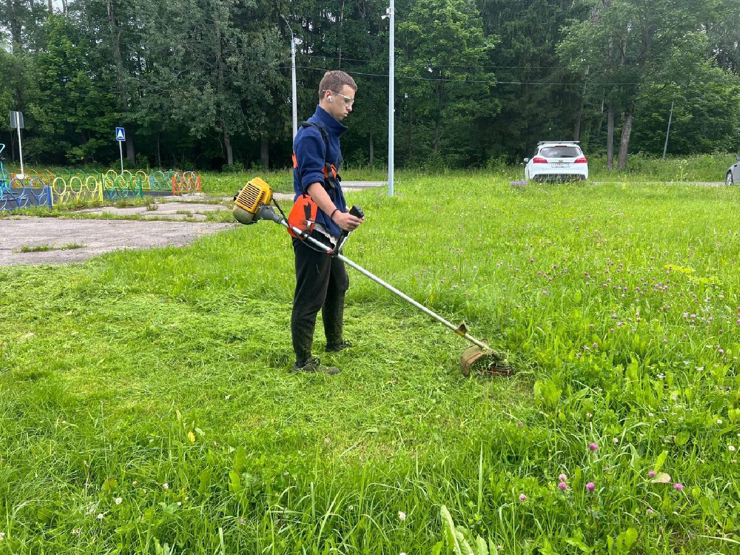 управляющая компания, школьники, работа, благоустровйство, покос травы,