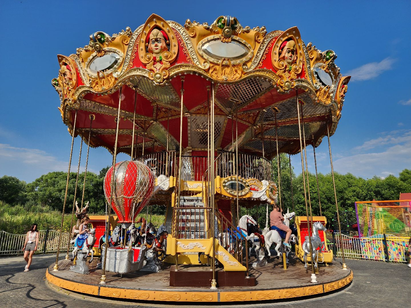 Чехов, карусель, аттракционы, городской парк, бесплатное катание, дети, отдых,