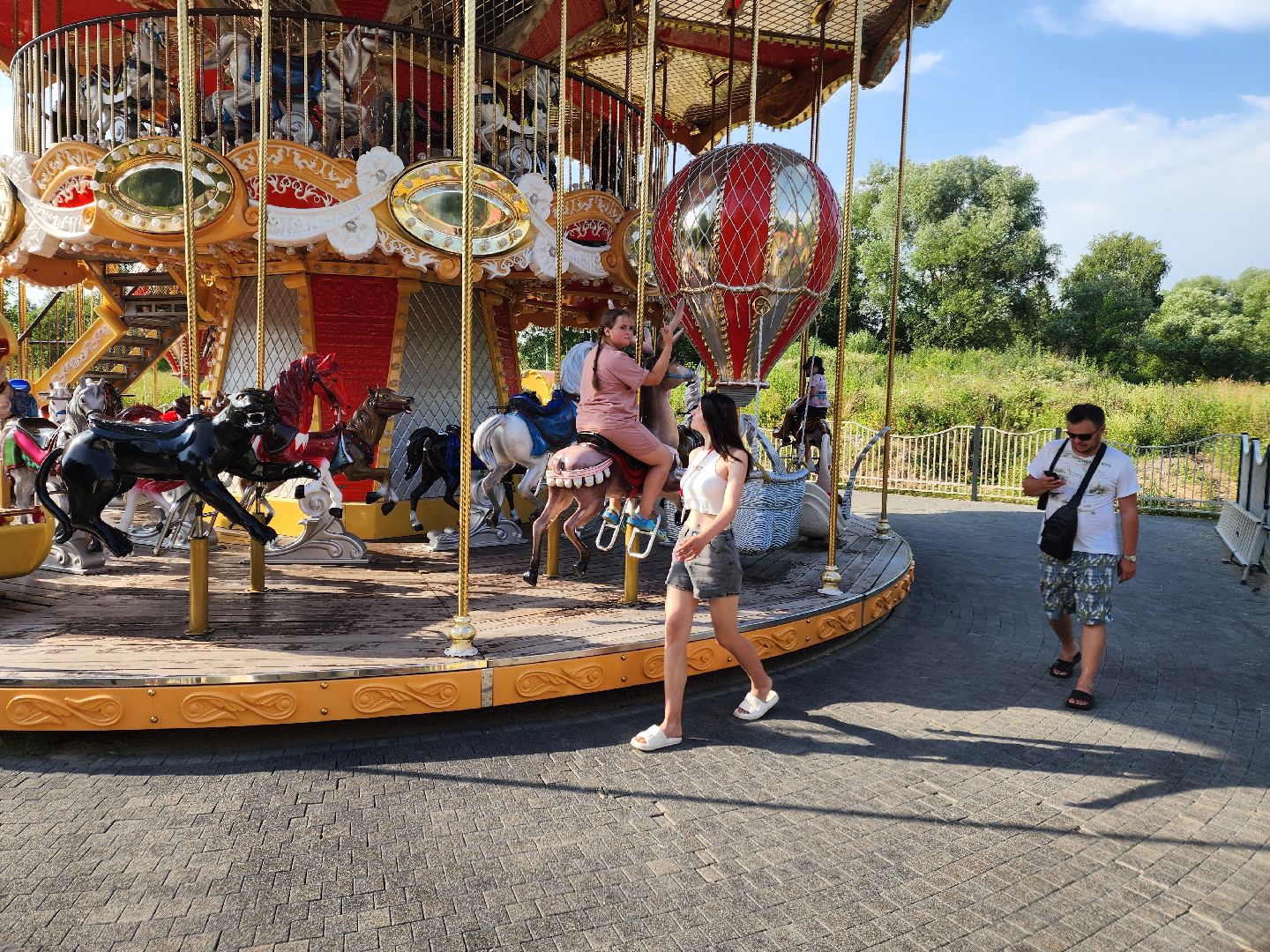 Чехов, карусель, аттракционы, городской парк, бесплатное катание, дети, отдых,
