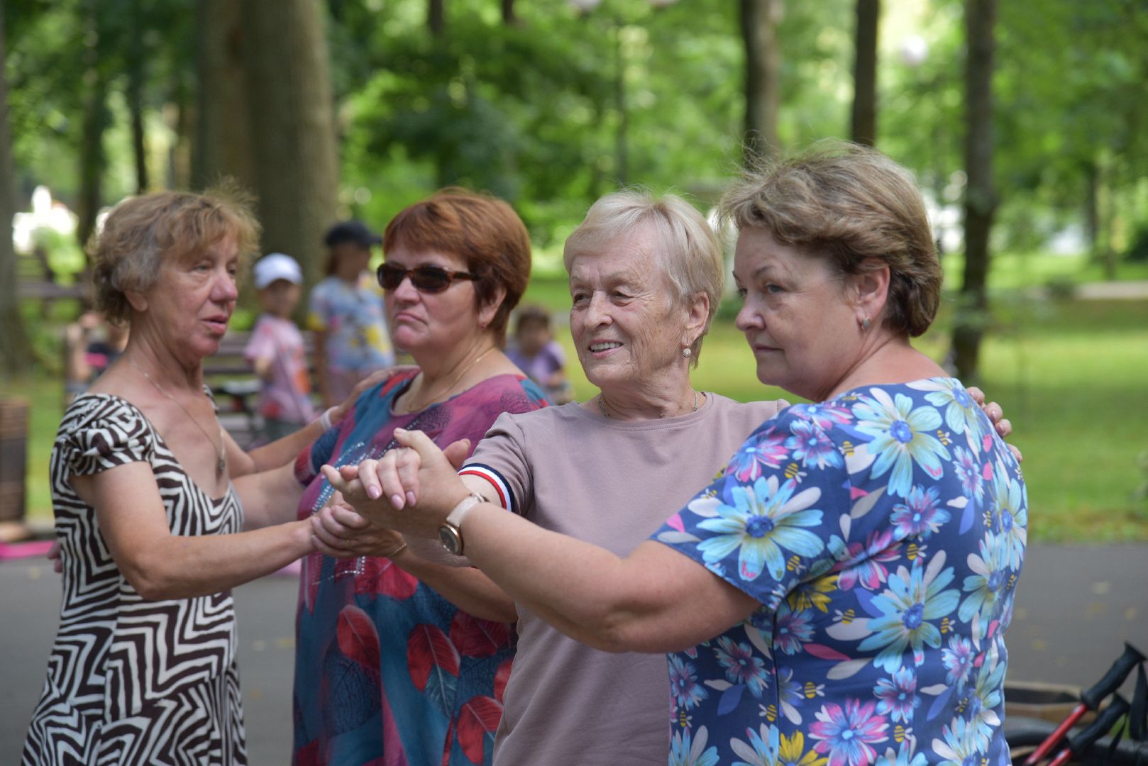 лотошино, лотошинский парк, танцы в парке, парки подмосковья, активное долголетие,