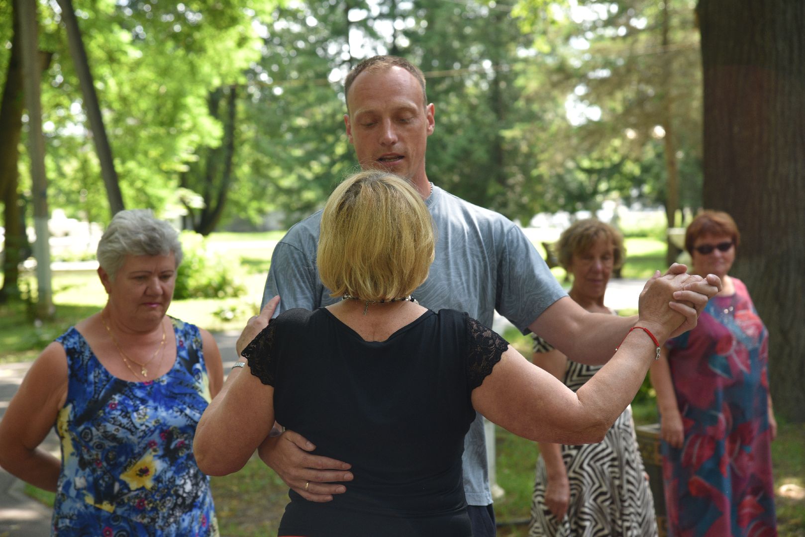 лотошино, лотошинский парк, танцы в парке, парки подмосковья, активное долголетие,