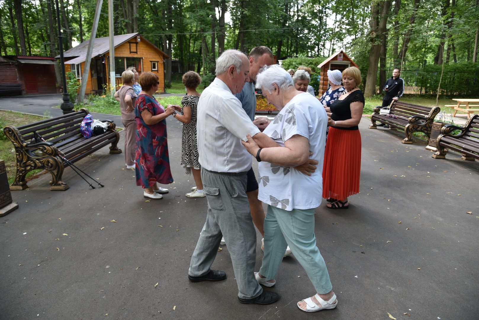 лотошино, лотошинский парк, танцы в парке, парки подмосковья, активное долголетие,