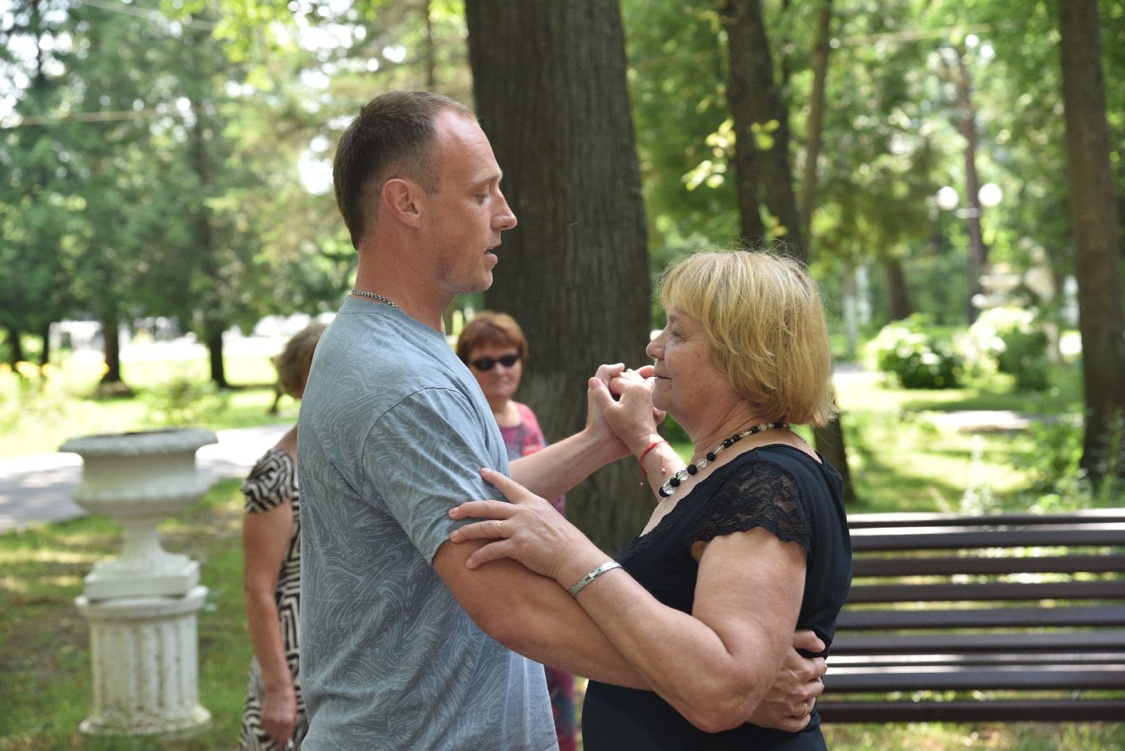 лотошино, лотошинский парк, танцы в парке, парки подмосковья, активное долголетие,