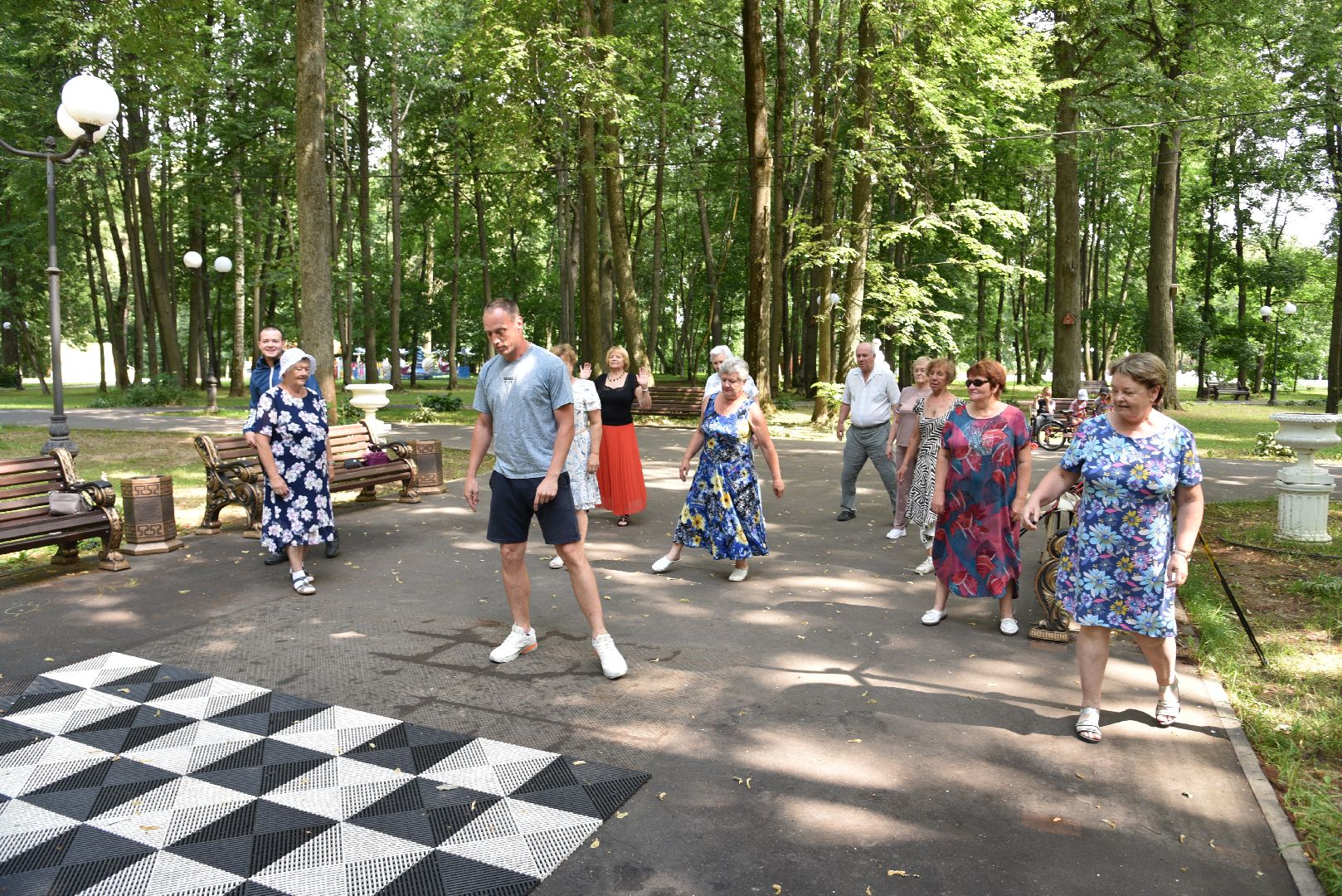 лотошино, лотошинский парк, танцы в парке, парки подмосковья, активное долголетие,