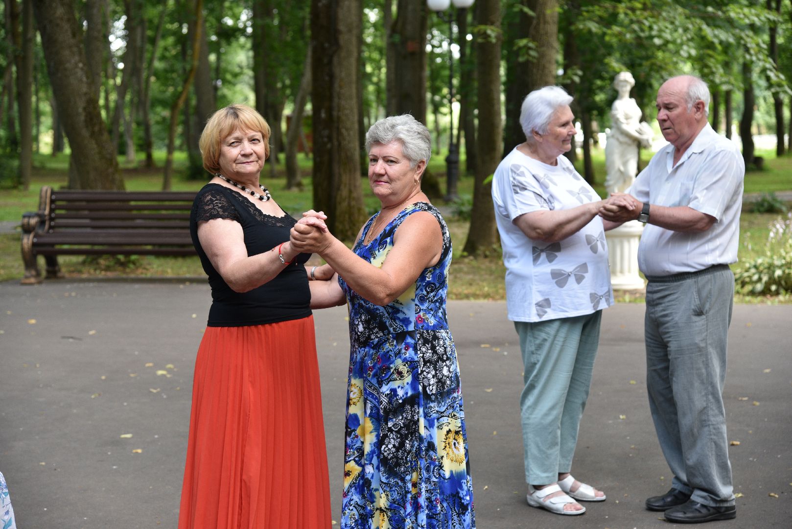 лотошино, лотошинский парк, танцы в парке, парки подмосковья, активное долголетие,