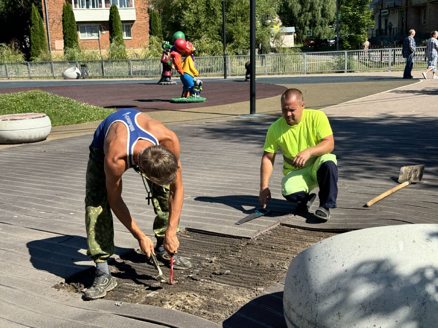 шаховская, коммунальная служба, покраска лавочек,