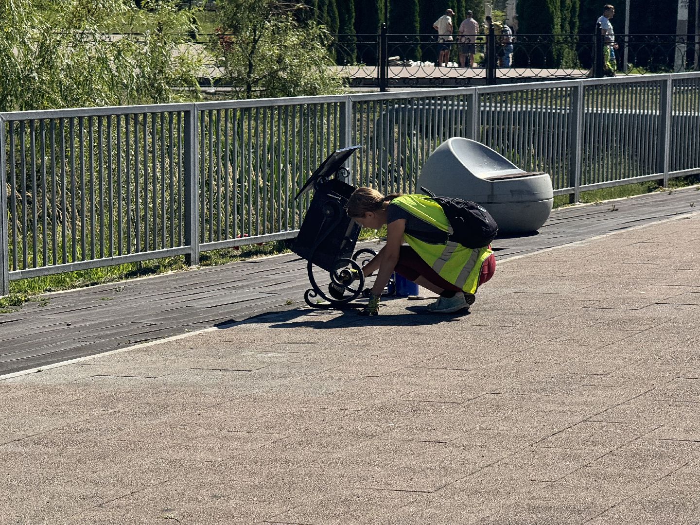 шаховская, коммунальная служба, покраска лавочек,