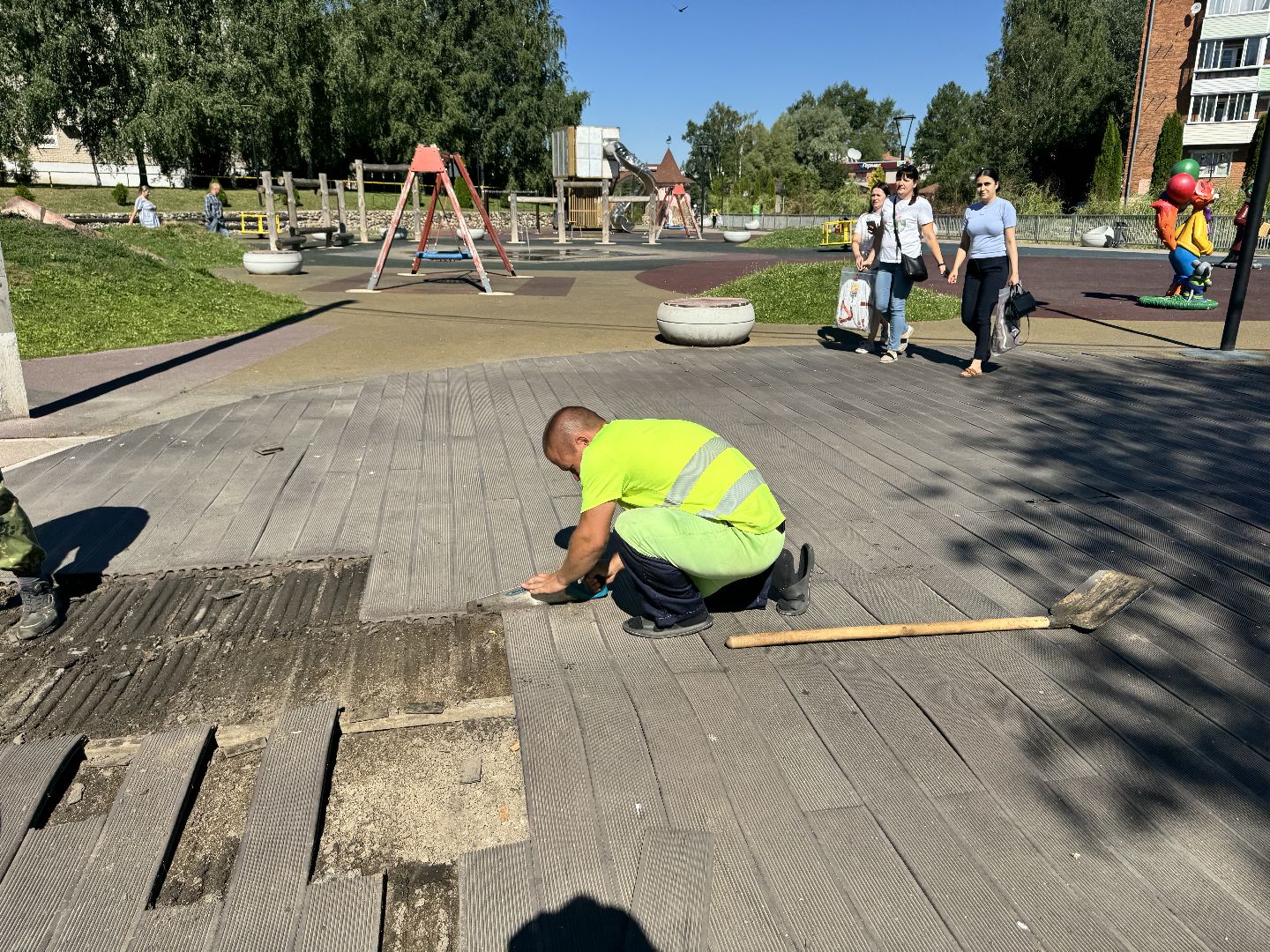 шаховская, коммунальная служба, покраска лавочек,