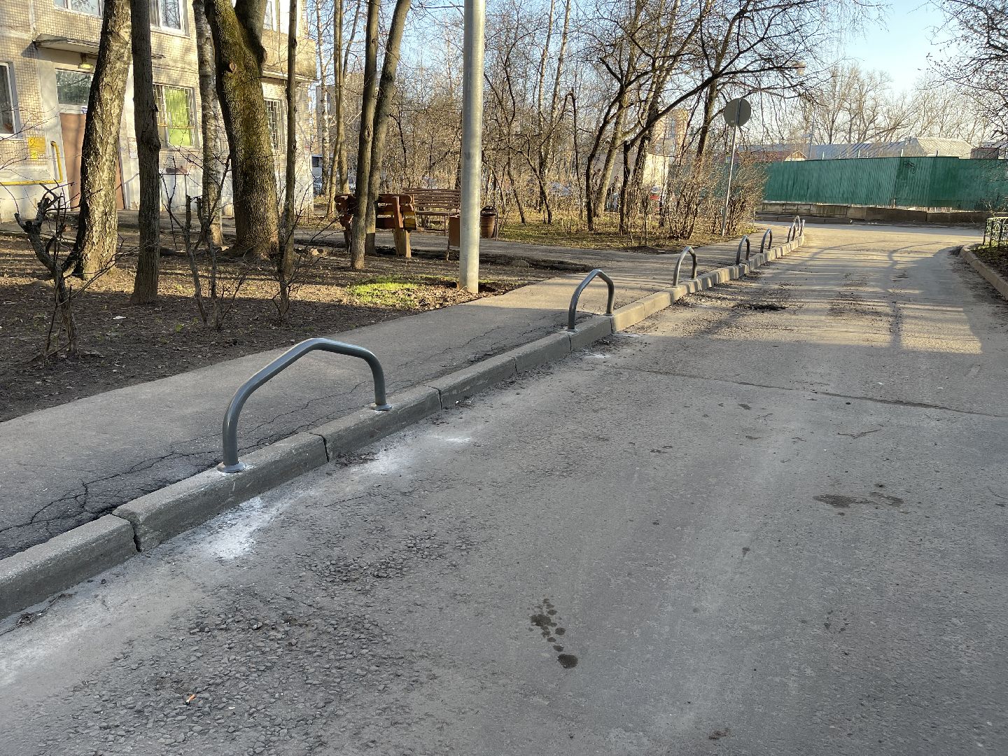 Двор, благоустройство, безопасность, отбойник, соседи,