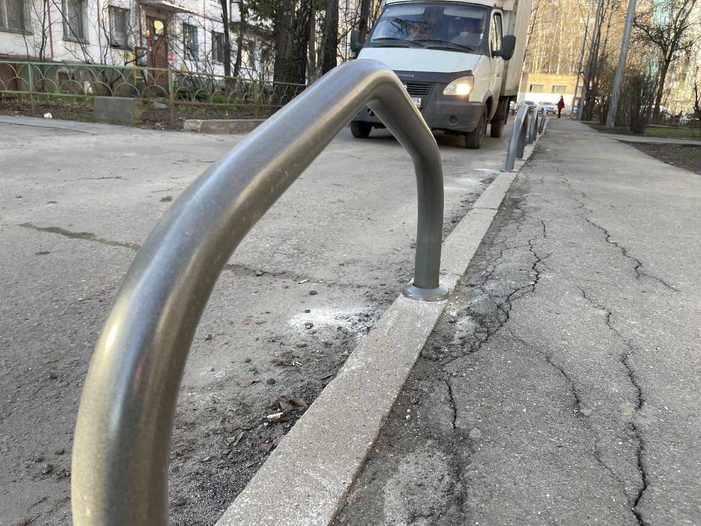 Двор, благоустройство, безопасность, отбойник, соседи,