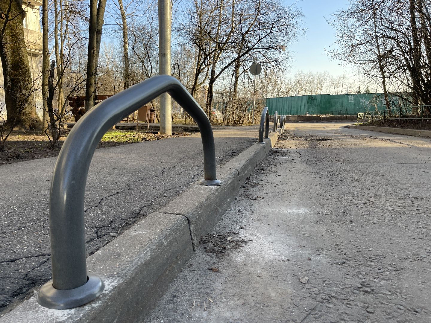 Двор, благоустройство, безопасность, отбойник, соседи,