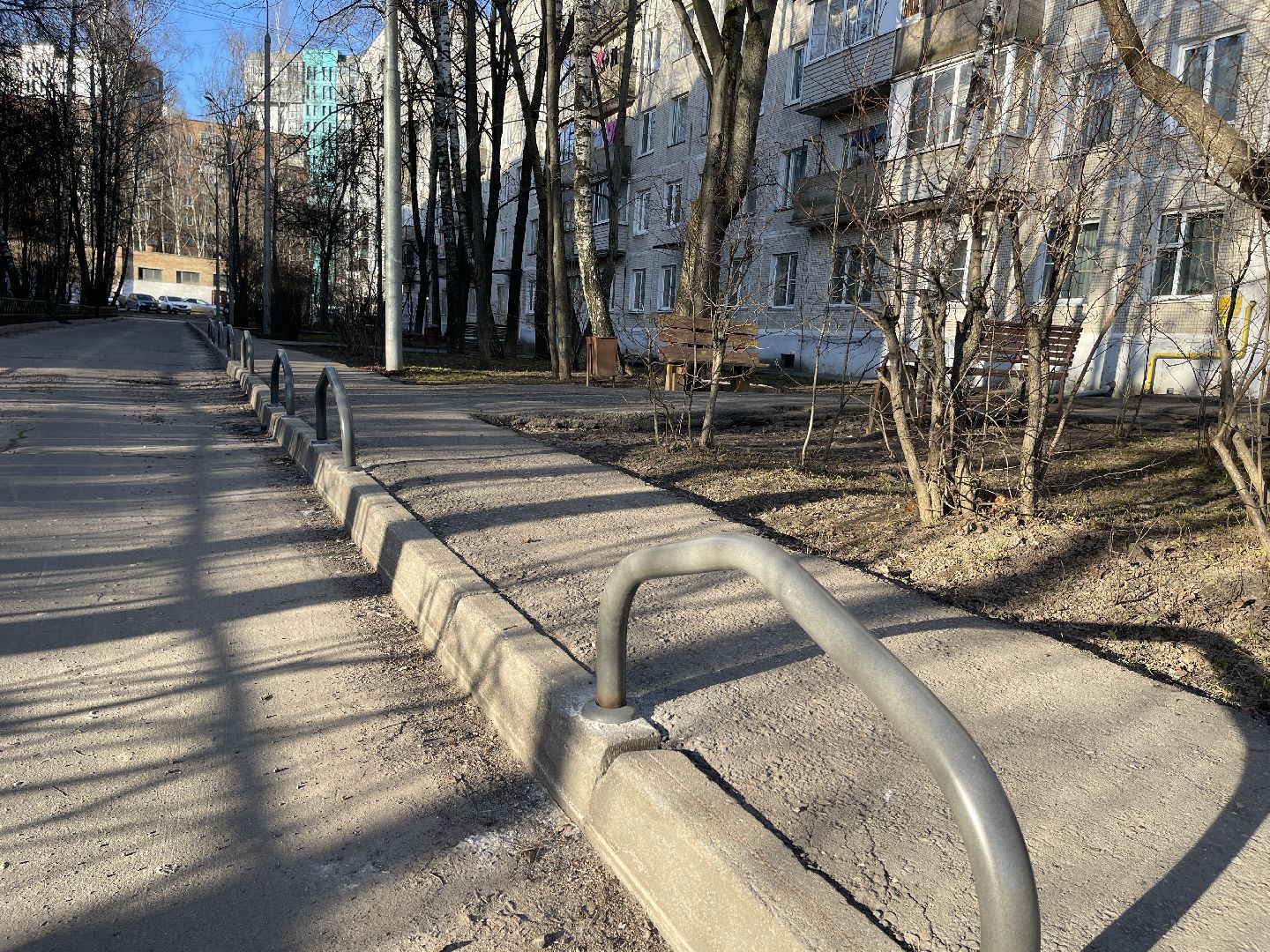 Двор, благоустройство, безопасность, отбойник, соседи,