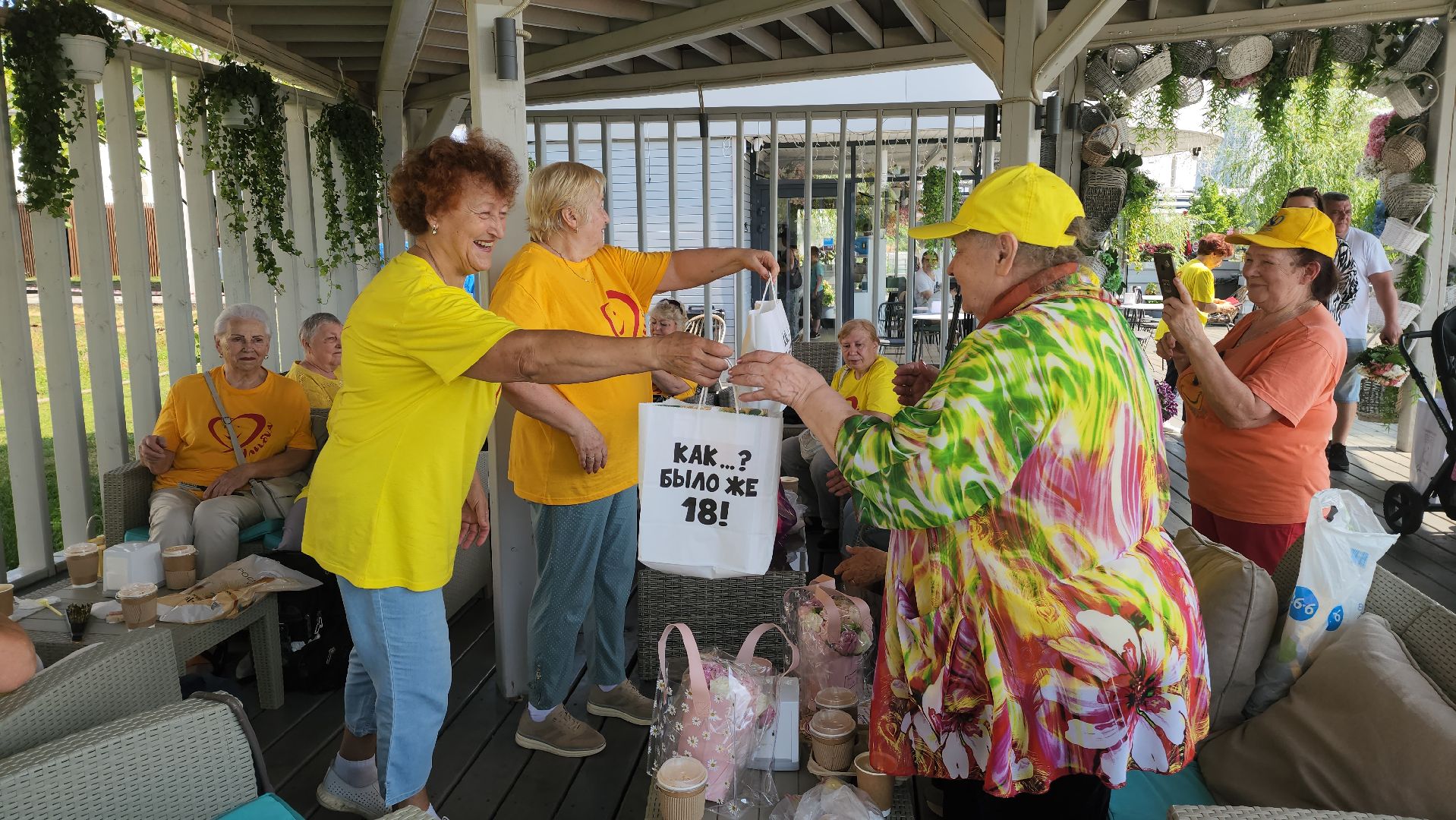 активное долголетие, пенсионеры, улыбка, юбилей,
