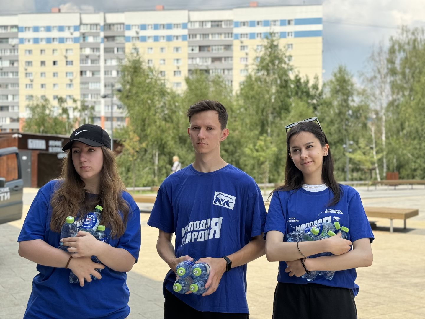 раздача воды, активисты Молодой гвардии, Волонтеры города Видное, ленинский городской округ,