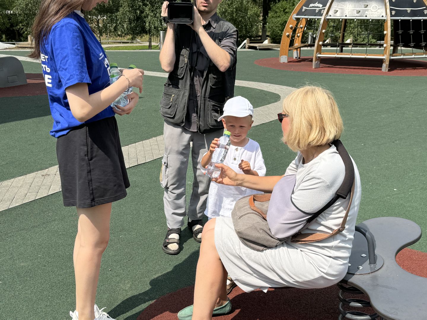 раздача воды, активисты Молодой гвардии, Волонтеры города Видное, ленинский городской округ,