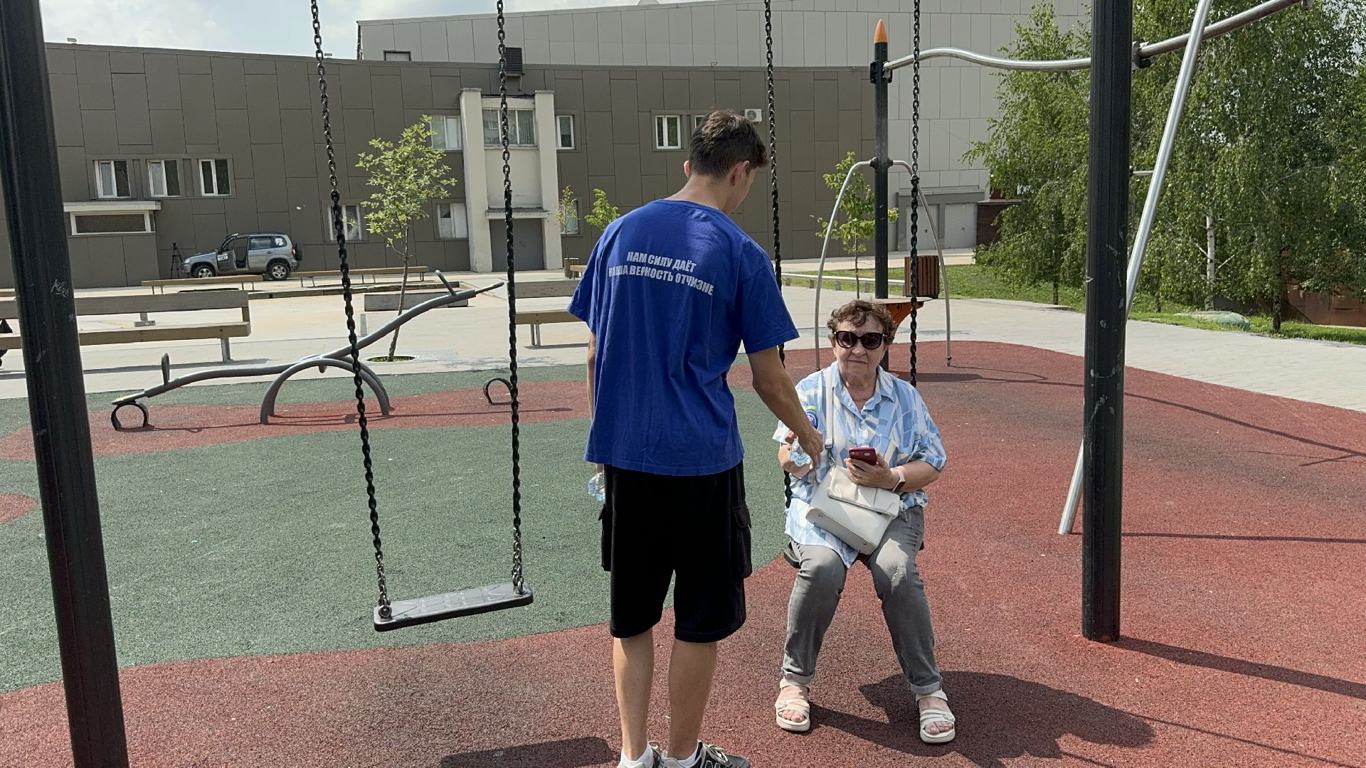 раздача воды, активисты Молодой гвардии, Волонтеры города Видное, ленинский городской округ,