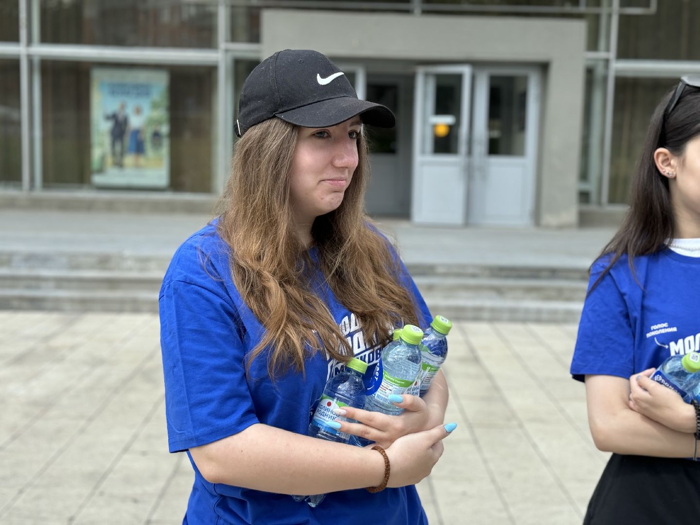раздача воды, активисты Молодой гвардии, Волонтеры города Видное, ленинский городской округ,