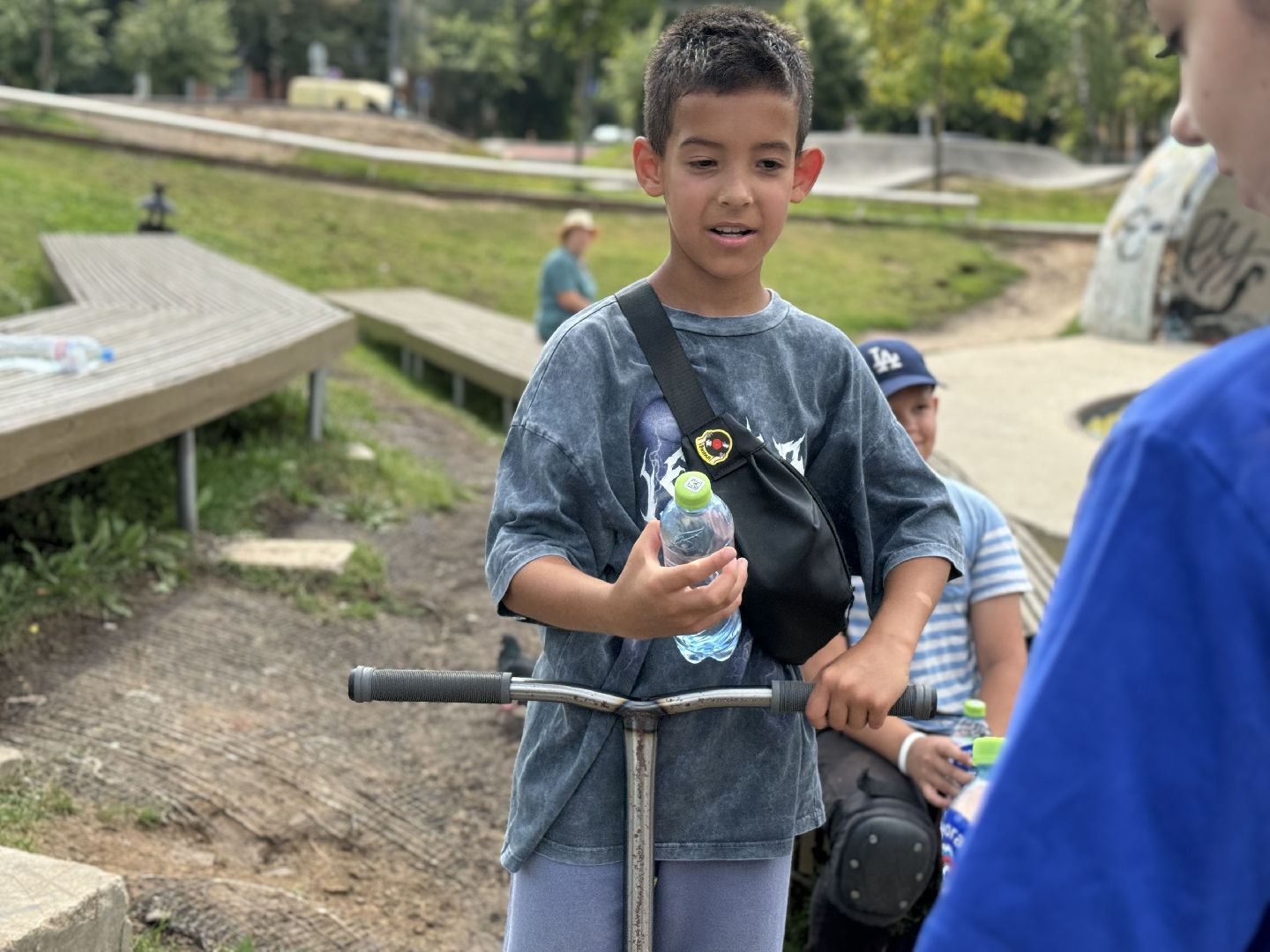 раздача воды, активисты Молодой гвардии, Волонтеры города Видное, ленинский городской округ,