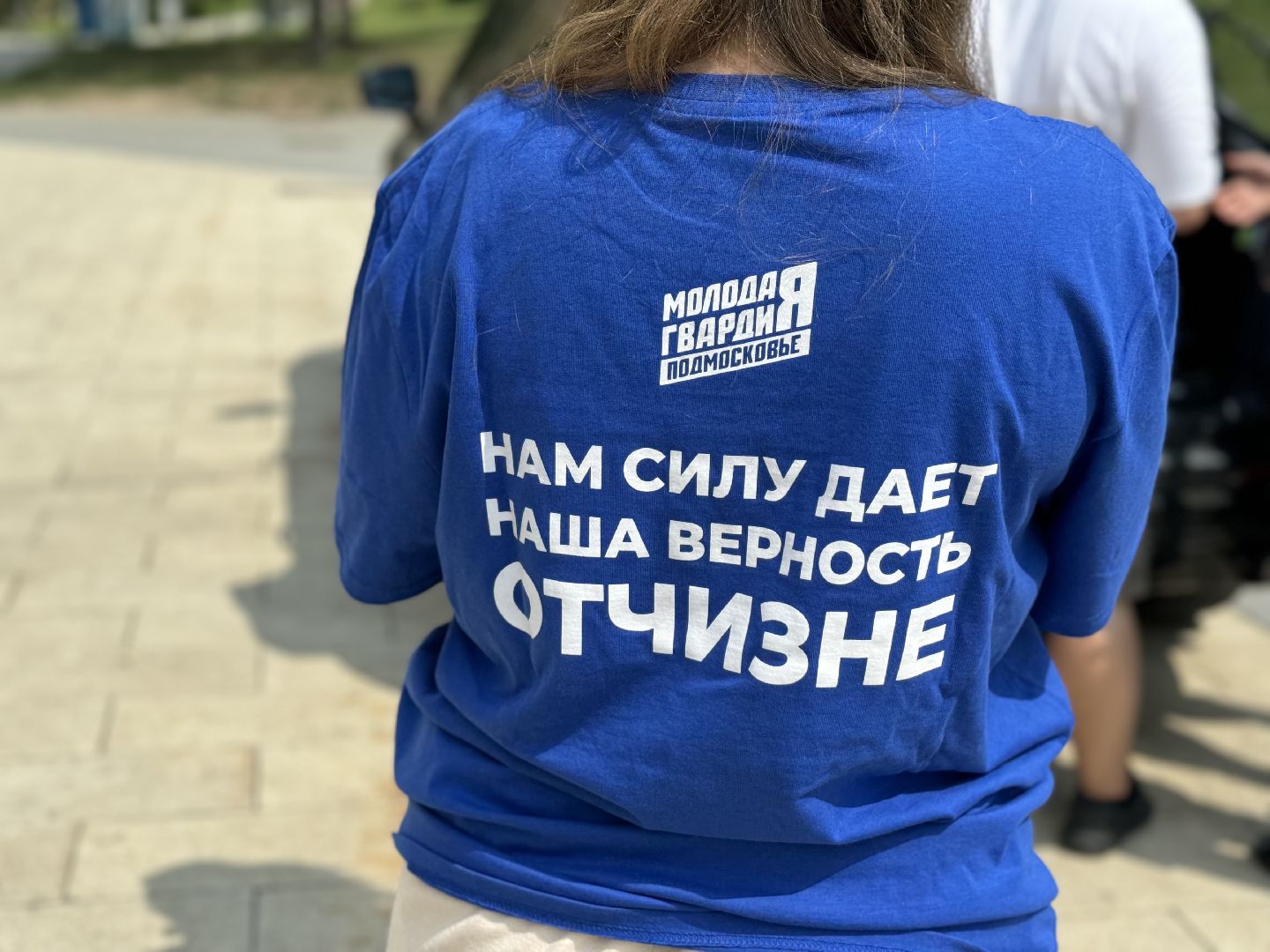 раздача воды, активисты Молодой гвардии, Волонтеры города Видное, ленинский городской округ,