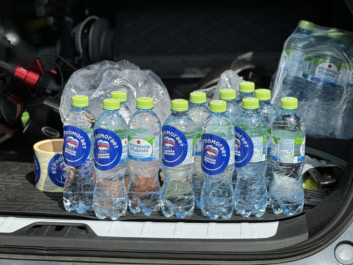 раздача воды, активисты Молодой гвардии, Волонтеры города Видное, ленинский городской округ,