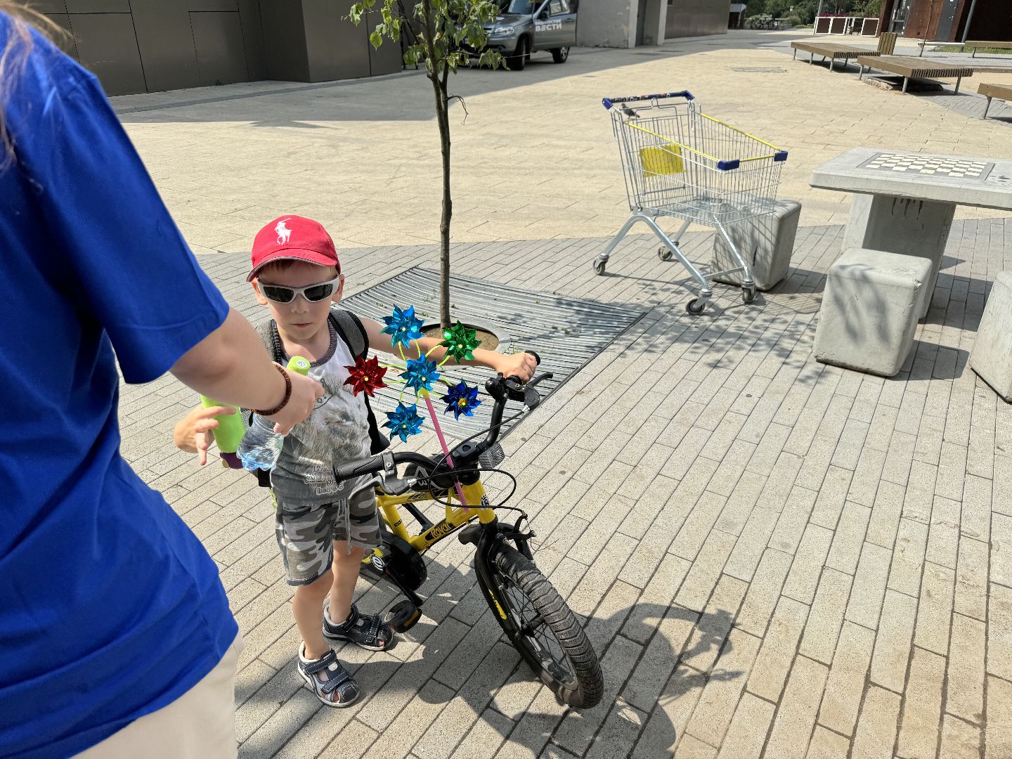 раздача воды, активисты Молодой гвардии, Волонтеры города Видное, ленинский городской округ,