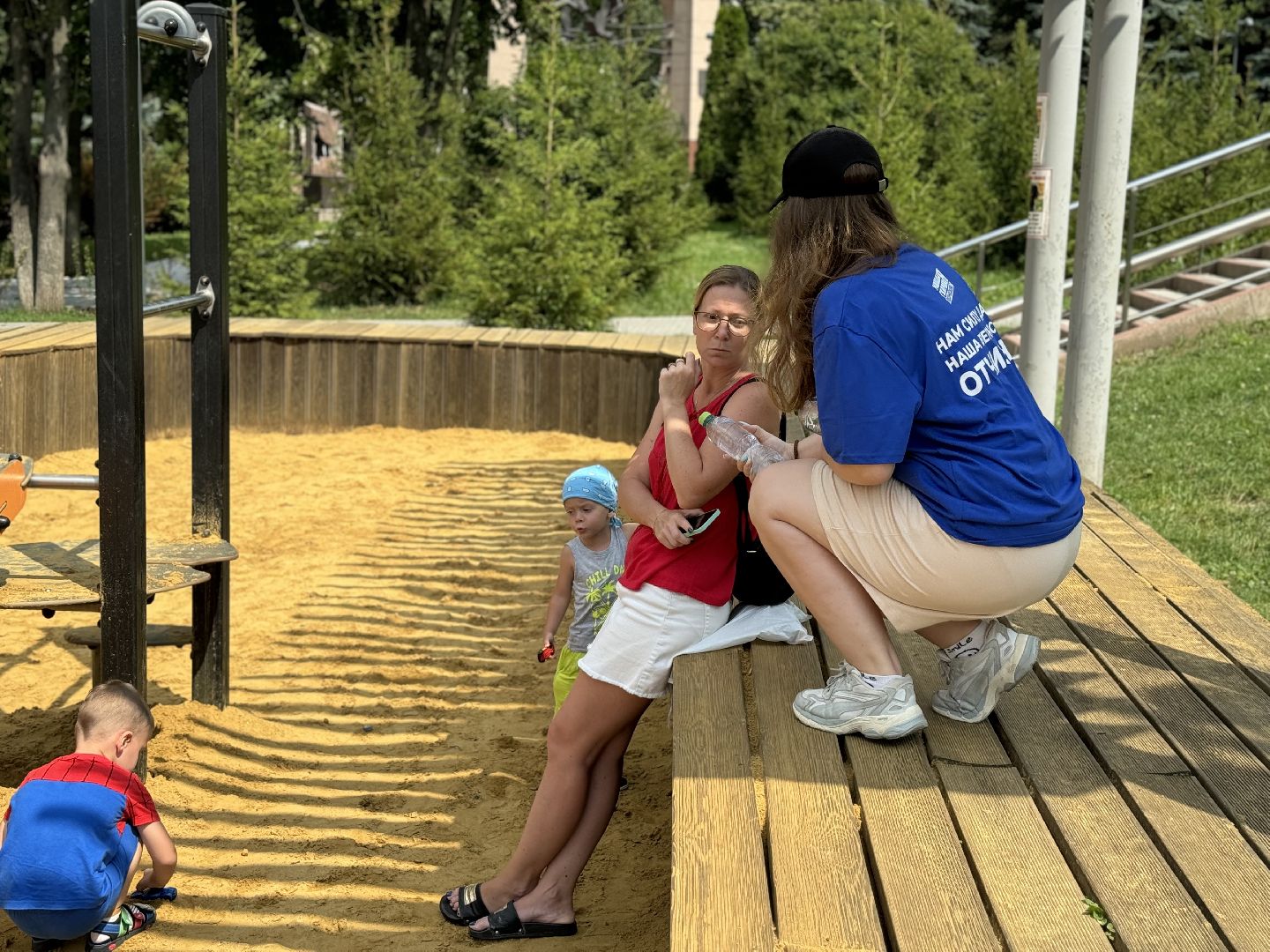 раздача воды, активисты Молодой гвардии, Волонтеры города Видное, ленинский городской округ,