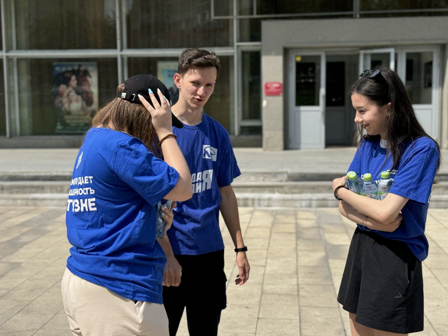 раздача воды, активисты Молодой гвардии, Волонтеры города Видное, ленинский городской округ,
