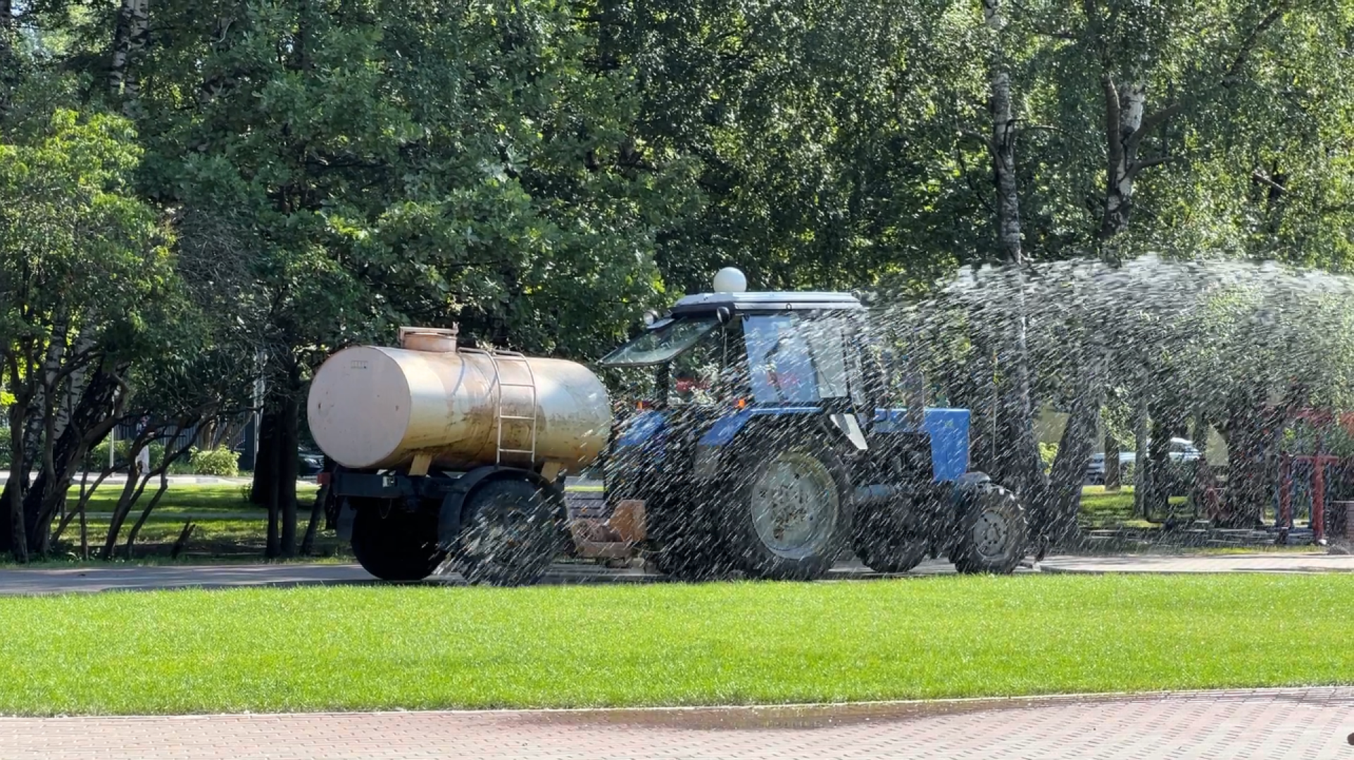 химки, благоуйстройство, полив дорог, поливальная машина,