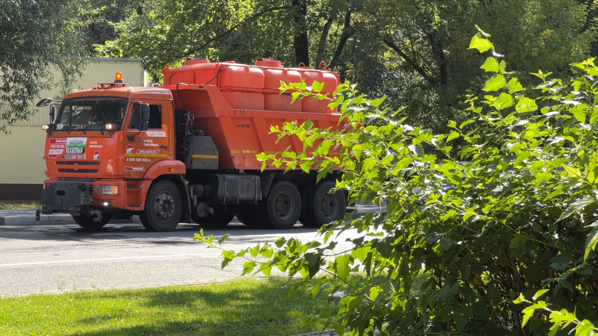 химки, благоуйстройство, полив дорог, поливальная машина,