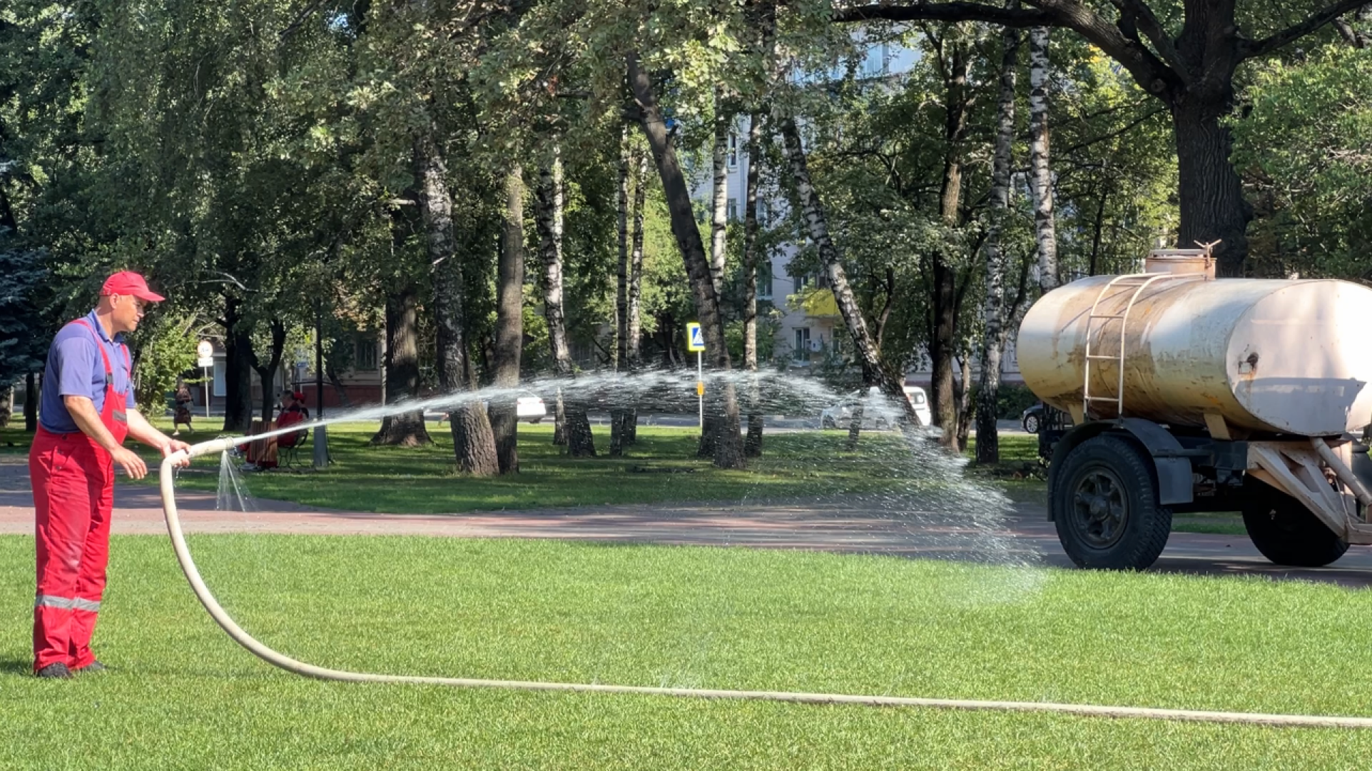 химки, благоуйстройство, полив дорог, поливальная машина,
