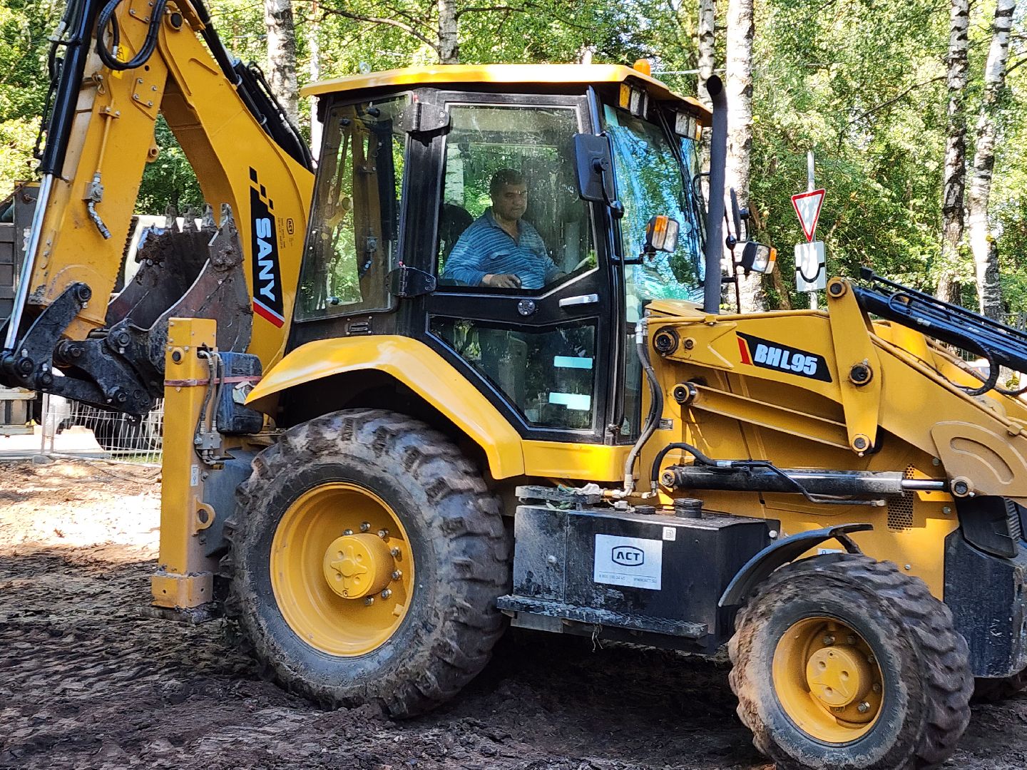 сквер 80-летия ленинского района, новая детская площадка, ленинский округ, благоустройство, сквер у МФЦ Видное,