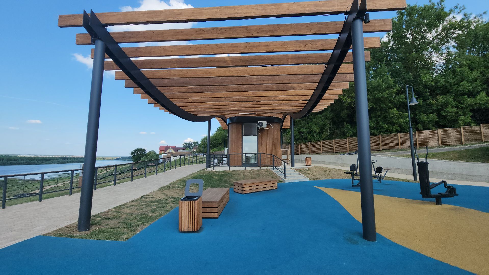 кашира, река ока, набережная оки, благоустройство, питьевой фонтанчик, кафе, зона для загара, покос травы,