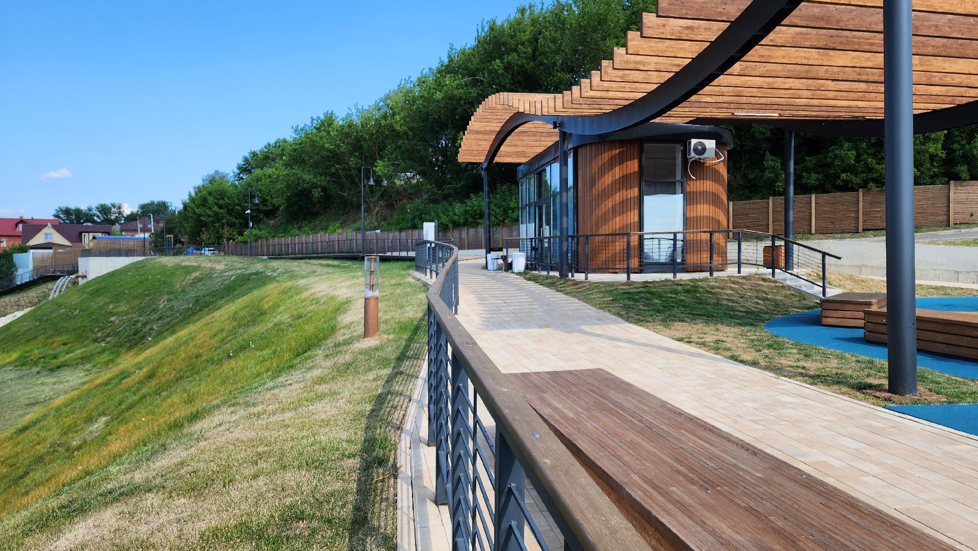 кашира, река ока, набережная оки, благоустройство, питьевой фонтанчик, кафе, зона для загара, покос травы,