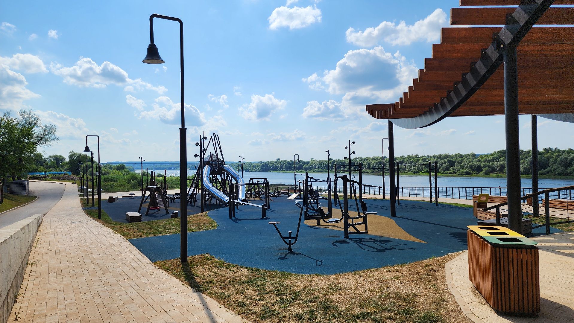 кашира, река ока, набережная оки, благоустройство, питьевой фонтанчик, кафе, зона для загара, покос травы,