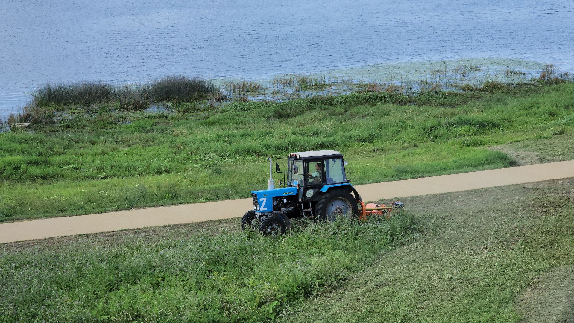кашира, река ока, набережная оки, благоустройство, питьевой фонтанчик, кафе, зона для загара, покос травы,