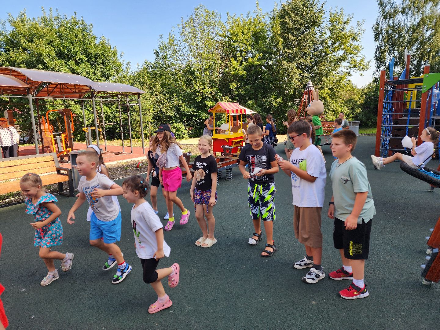 Чехов, улица Полиграфистов, комплексное благоустройство дворов, приемка работ, открытие детской площадки, глава администрации го Чехов, Михаил Собакин, анимационная программа,