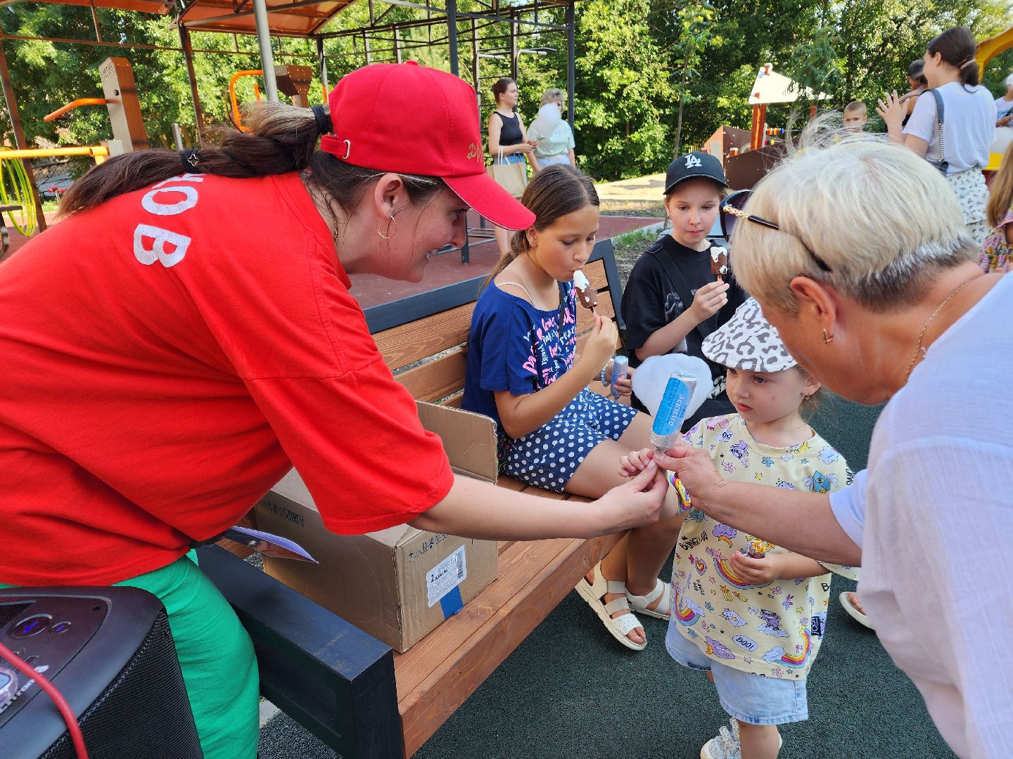 Чехов, улица Полиграфистов, комплексное благоустройство дворов, приемка работ, открытие детской площадки, глава администрации го Чехов, Михаил Собакин, анимационная программа,