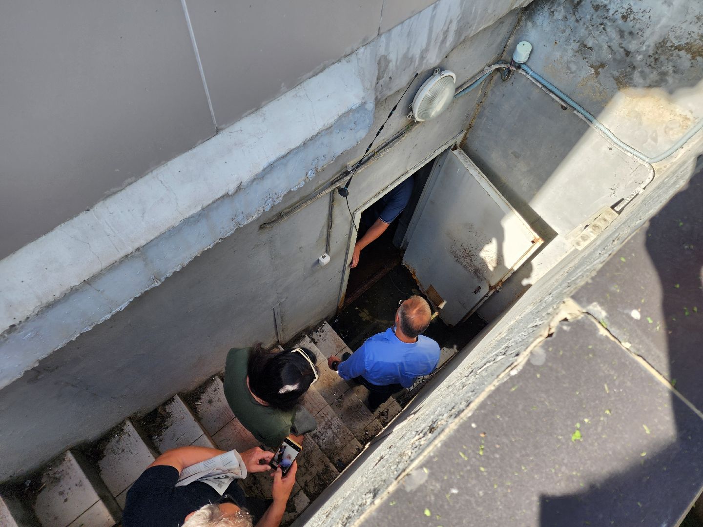 Чехов, улица Чехова, многоквартирный дом, проблема с канализацией, ливневая канализация, детская площадка, депутат Госдумы РФ, Александр Коган, встреча с жителями,