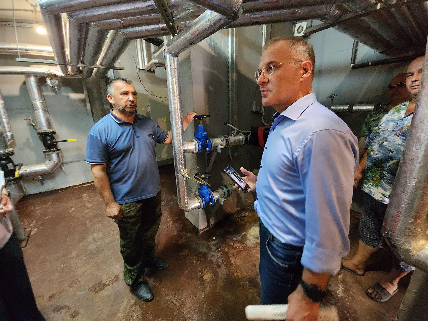 Чехов, улица Чехова, многоквартирный дом, проблема с канализацией, ливневая канализация, детская площадка, депутат Госдумы РФ, Александр Коган, встреча с жителями,