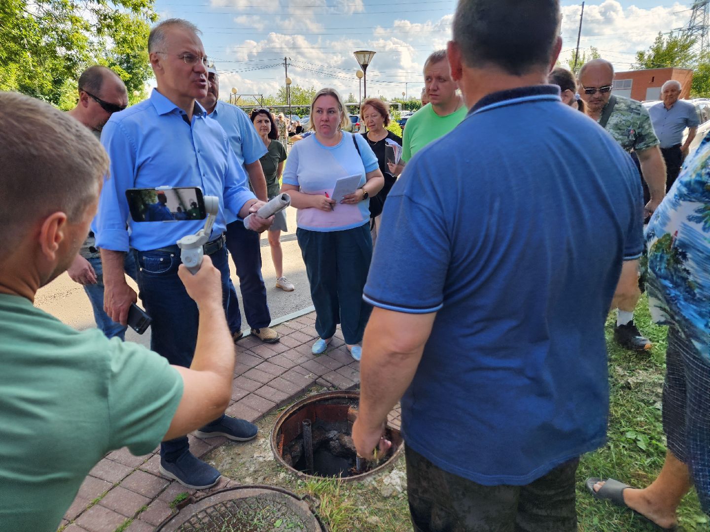 Чехов, улица Чехова, многоквартирный дом, проблема с канализацией, ливневая канализация, детская площадка, депутат Госдумы РФ, Александр Коган, встреча с жителями,