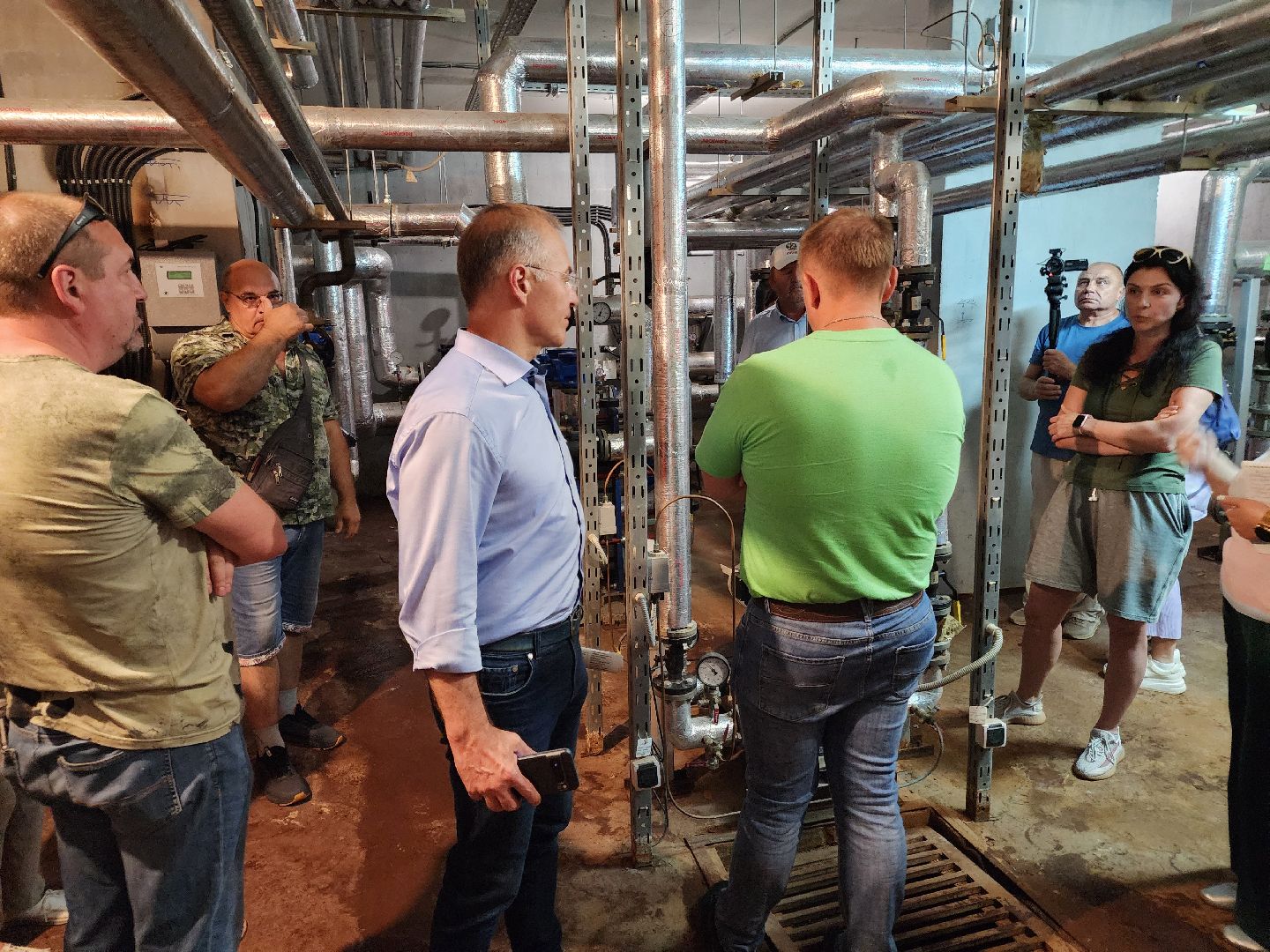 Чехов, улица Чехова, многоквартирный дом, проблема с канализацией, ливневая канализация, детская площадка, депутат Госдумы РФ, Александр Коган, встреча с жителями,