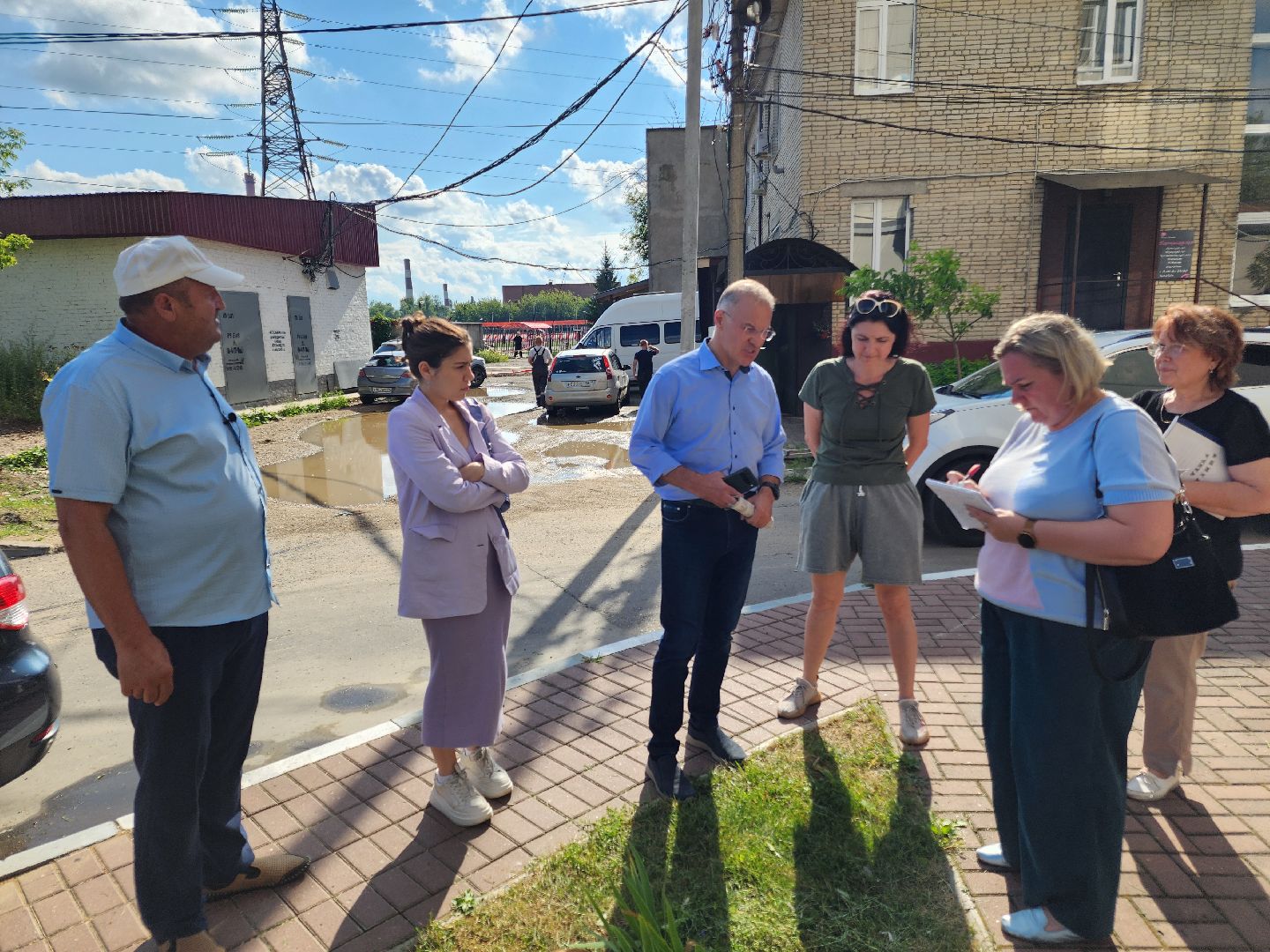 Чехов, улица Чехова, многоквартирный дом, проблема с канализацией, ливневая канализация, детская площадка, депутат Госдумы РФ, Александр Коган, встреча с жителями,