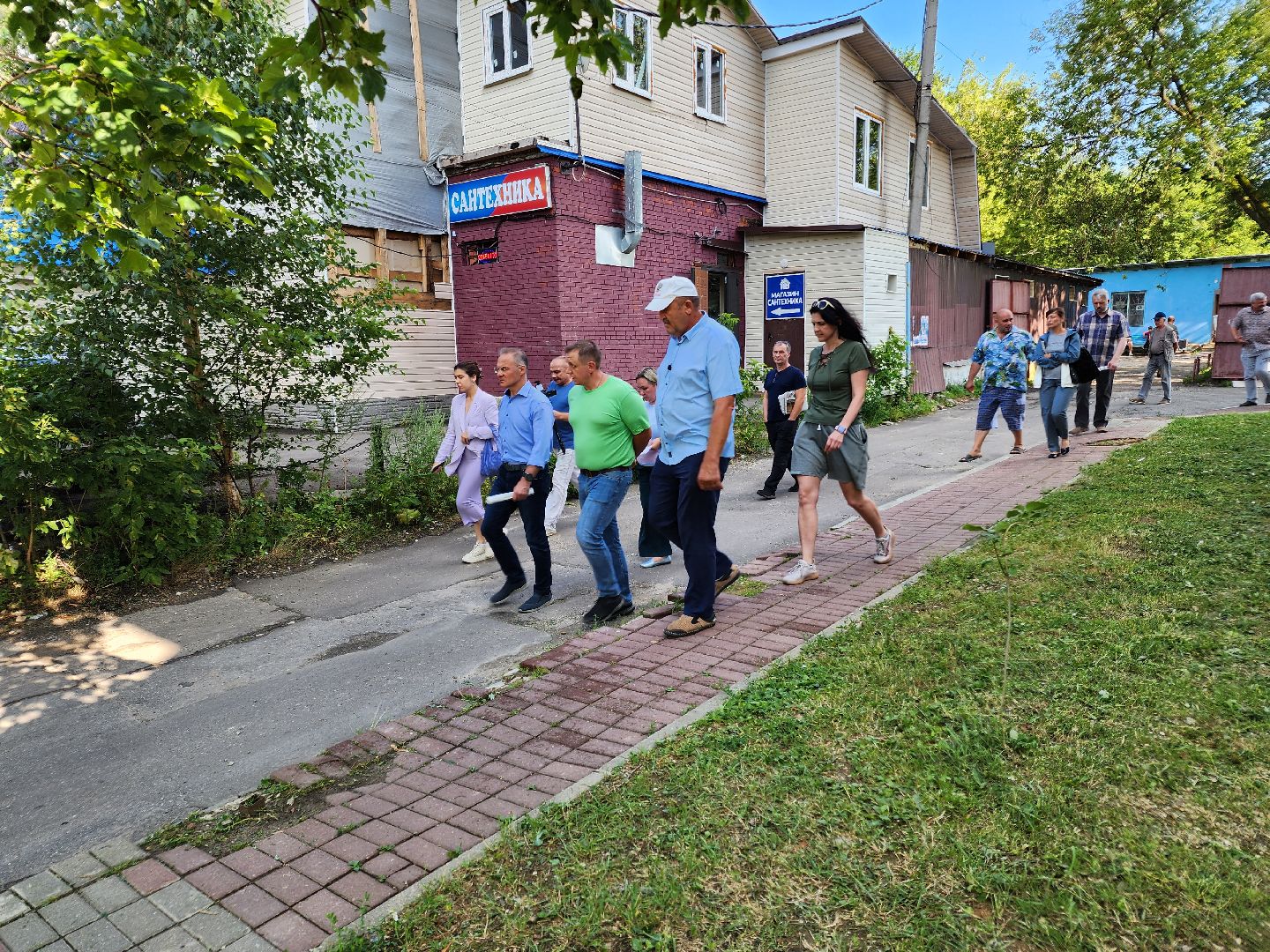Чехов, улица Чехова, многоквартирный дом, проблема с канализацией, ливневая канализация, детская площадка, депутат Госдумы РФ, Александр Коган, встреча с жителями,