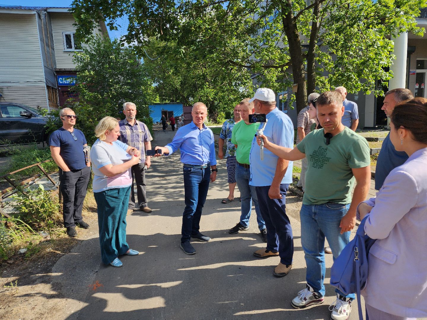 Чехов, улица Чехова, многоквартирный дом, проблема с канализацией, ливневая канализация, детская площадка, депутат Госдумы РФ, Александр Коган, встреча с жителями,