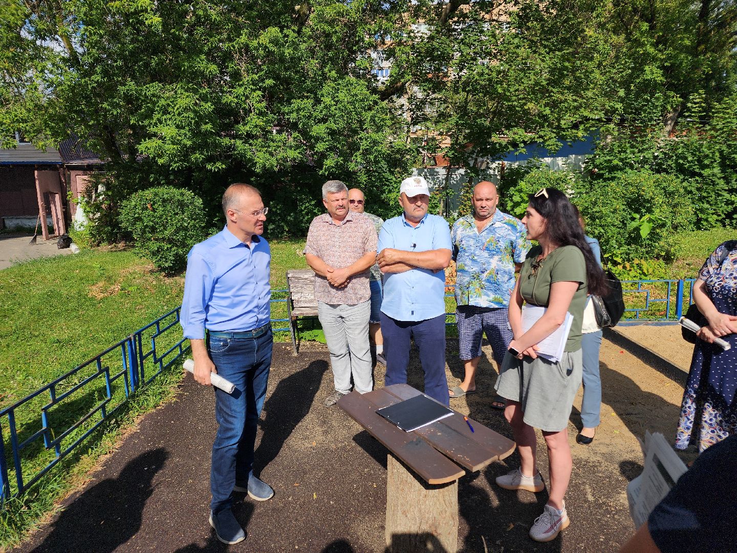 Чехов, улица Чехова, многоквартирный дом, проблема с канализацией, ливневая канализация, детская площадка, депутат Госдумы РФ, Александр Коган, встреча с жителями,